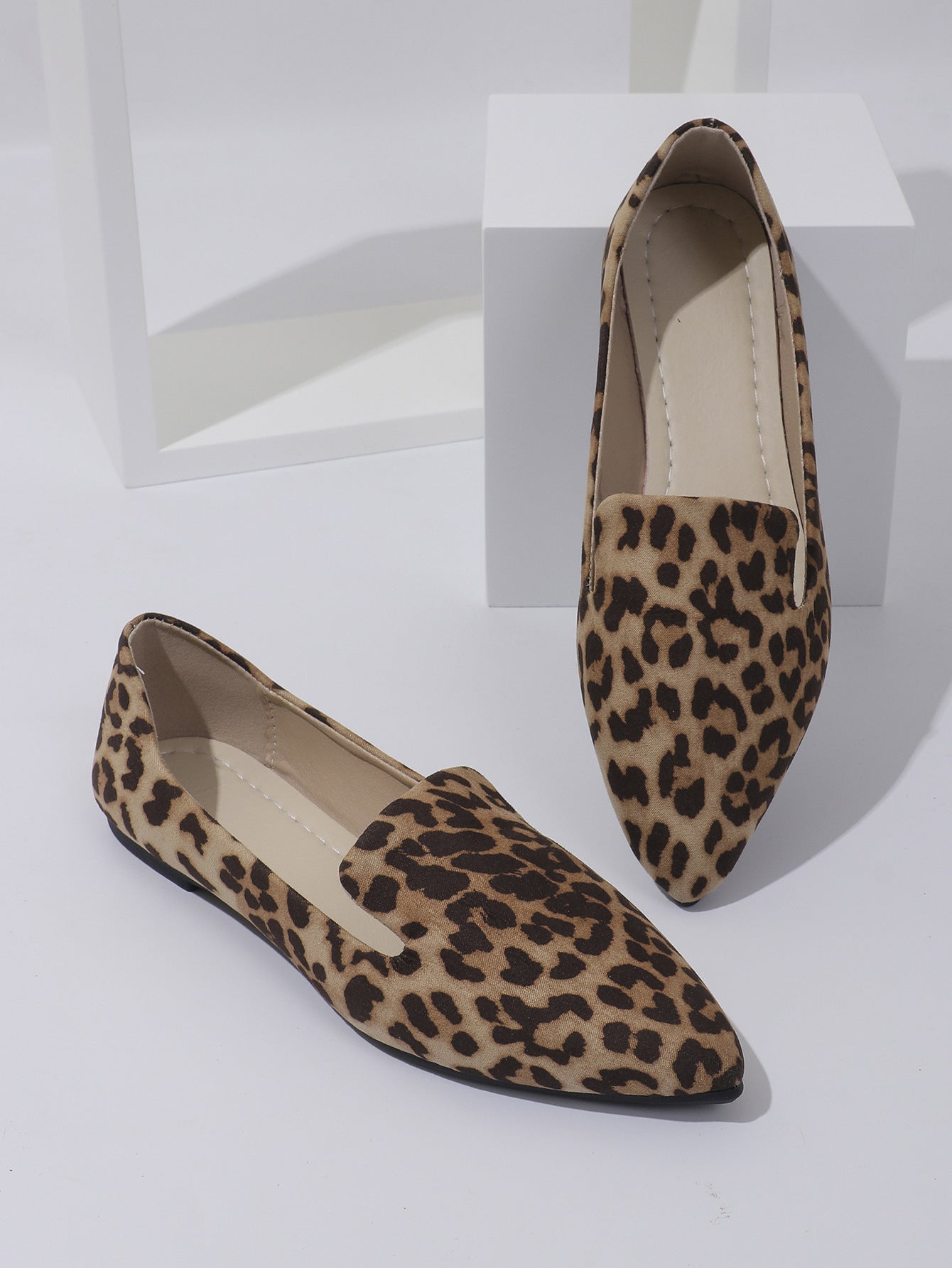 Zapatos planos con punta y boca baja con estampado de leopardo, informales
