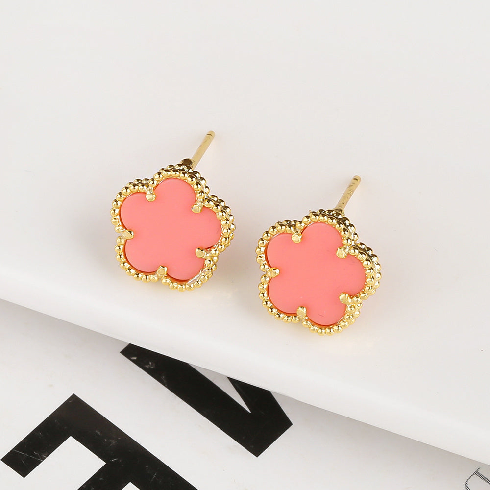Pendientes de concha blanca con flor de cinco hojas y piedra natural