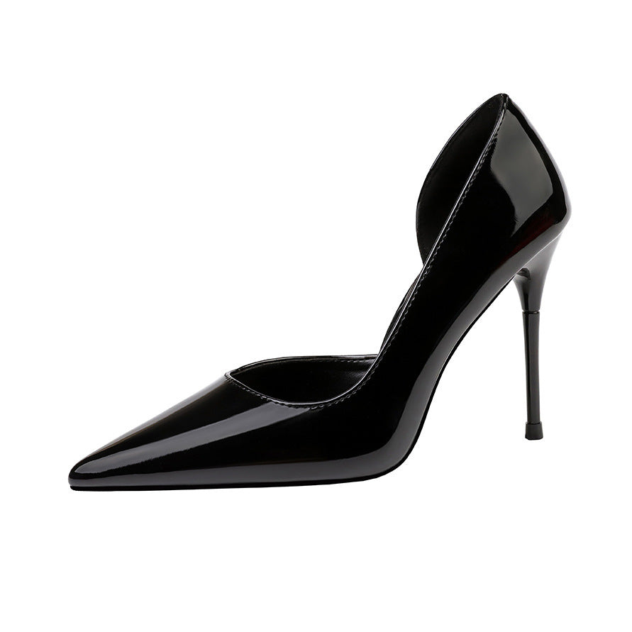 Zapatos de tacón alto con punta puntiaguda y stilettos huecos