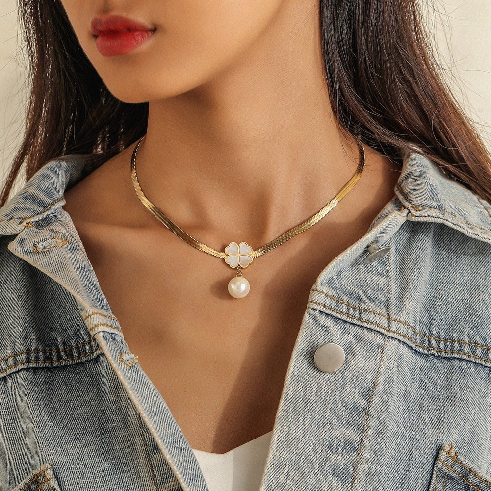 Collier en acier inoxydable avec trèfle à quatre feuilles et coquillages nacrés