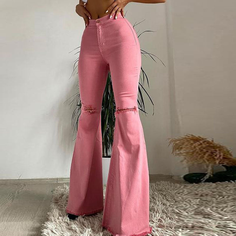 Pantalones de mezclilla elásticos de colores con pantalones acampanados deshilachados y rotos