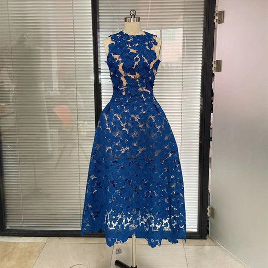 Robe en dentelle lourde avec broderie bleu Klein