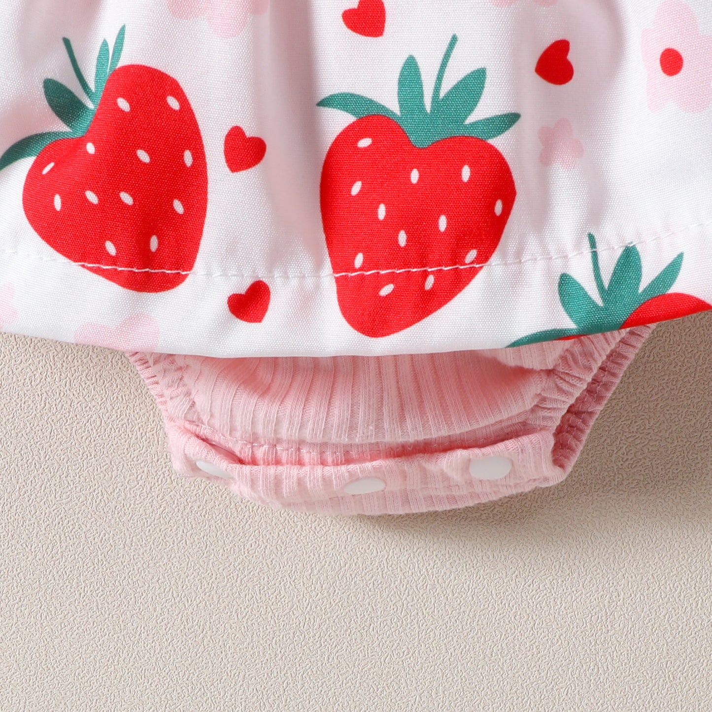 Mameluco de verano sin mangas con lazo y estampado de fresa para niños pequeños