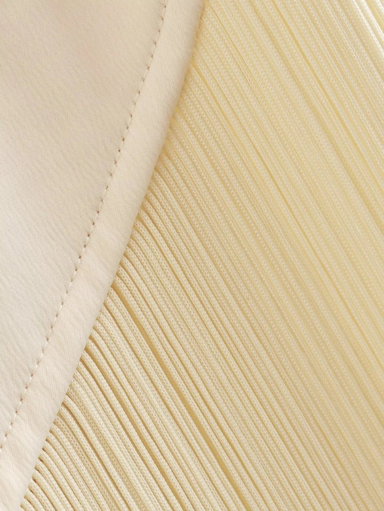 Robe décontractée plissée, coupe ajustée, coupe inclinée, bas à franges, une épaule, pour les vacances