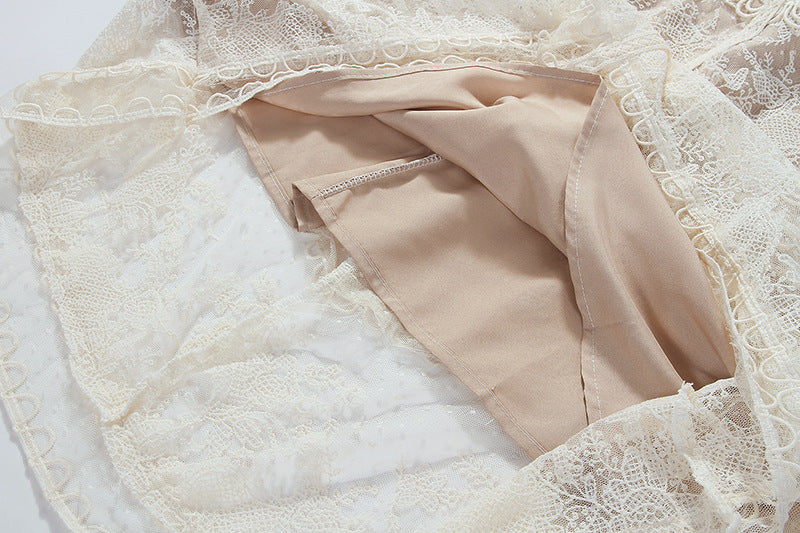 Robe mi-longue en dentelle crochetée à broderies florales