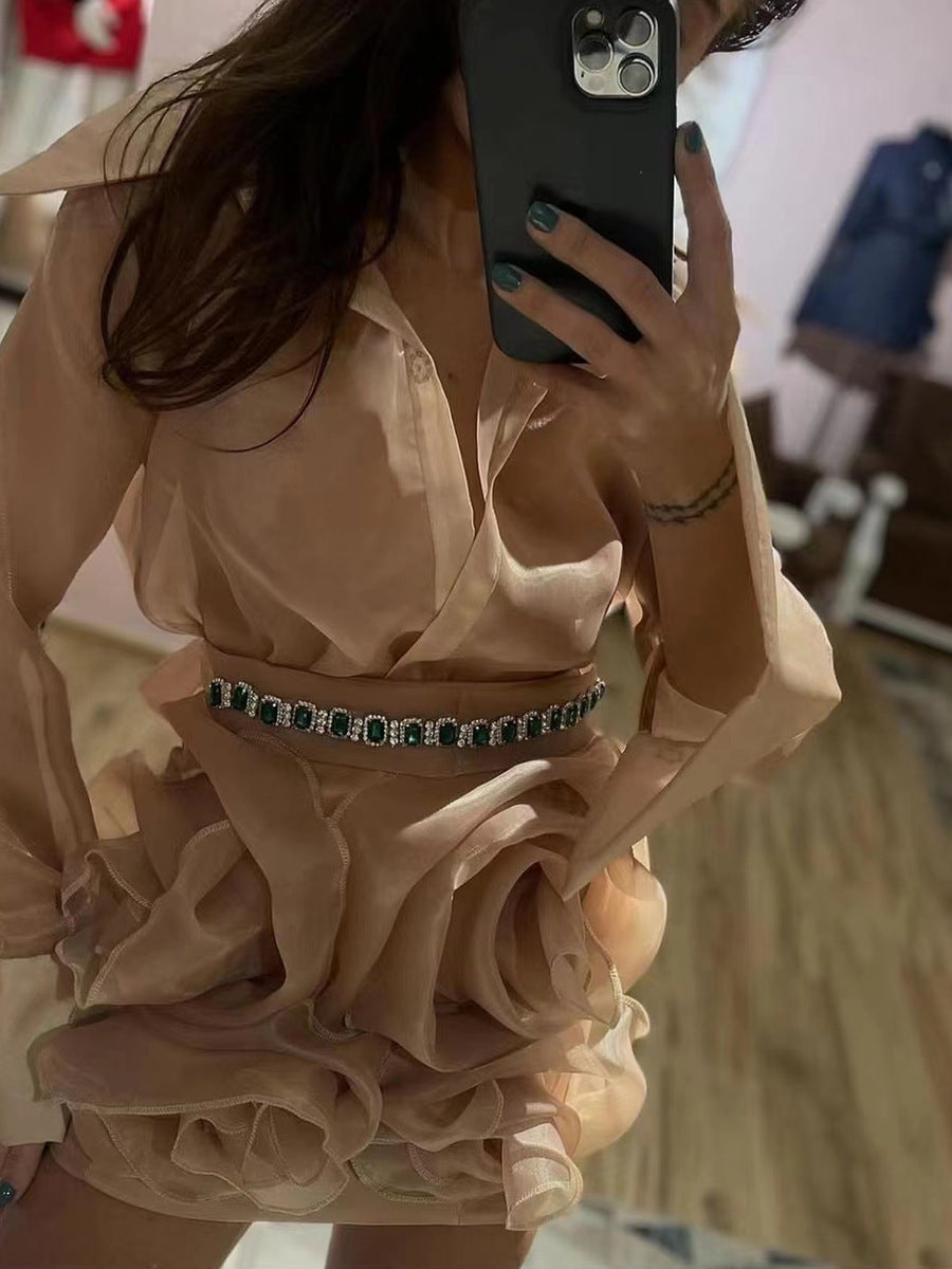 Traje de mujer con falda de flores y camisa ligera transparente con solapa