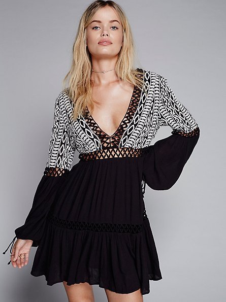 Vestido con cuello en V y aberturas bordadas