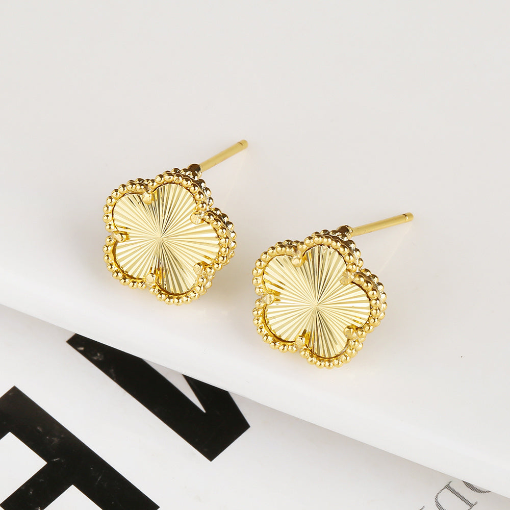 Pendientes de concha blanca con flor de cinco hojas y piedra natural