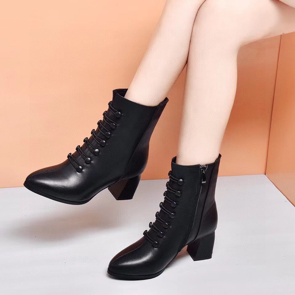 Botas de moda de tacón grueso con doble botonadura y estilo británico