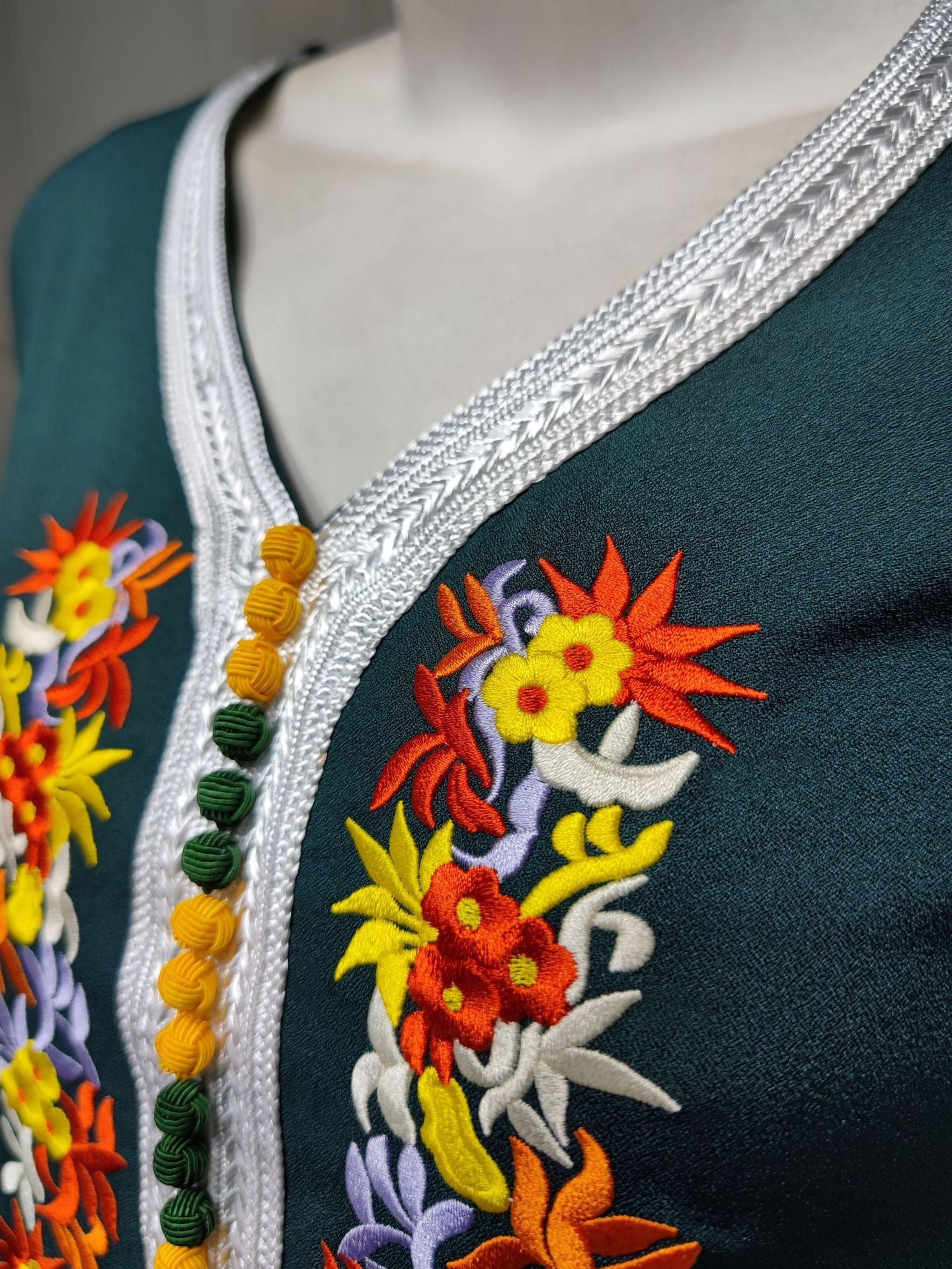 Robe en mousseline de soie brodée quatre saisons