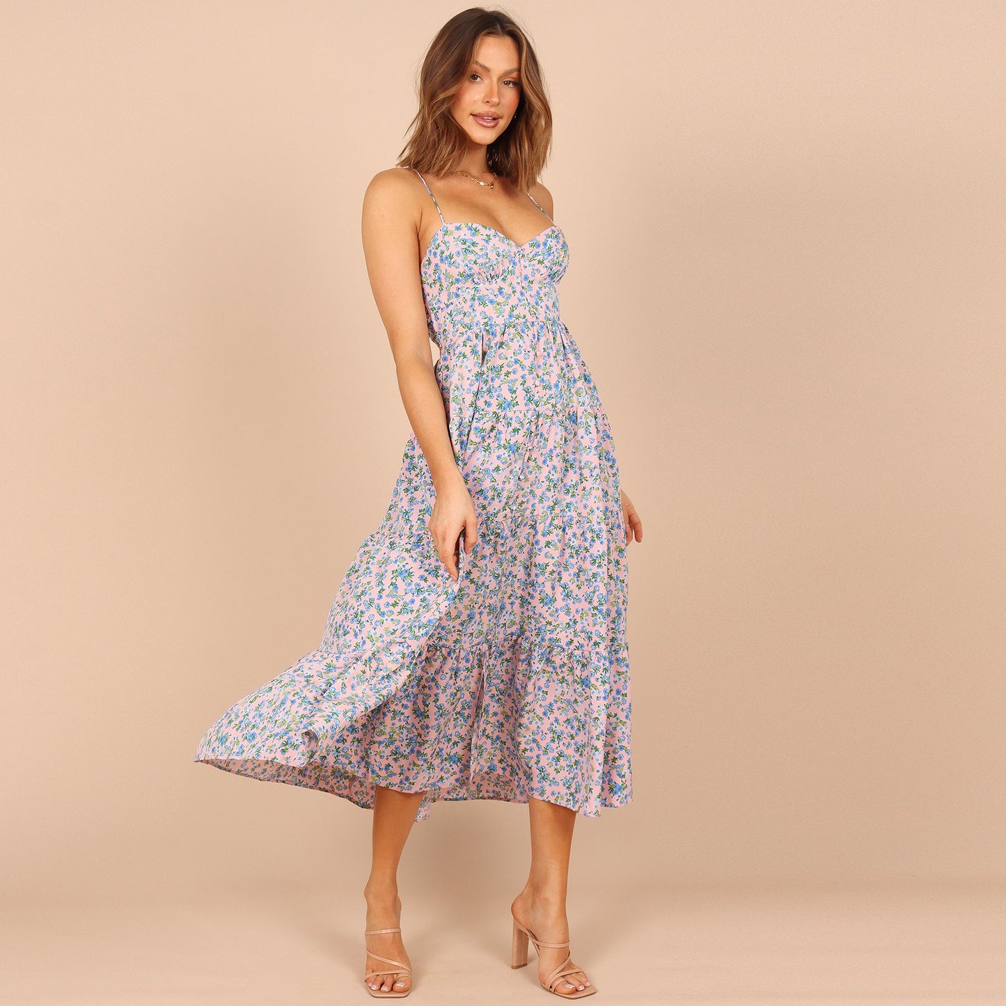 Vestido evasé con tirantes divididos y flores