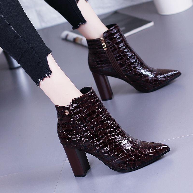 Zapatos de tacón alto puntiagudos de moda.