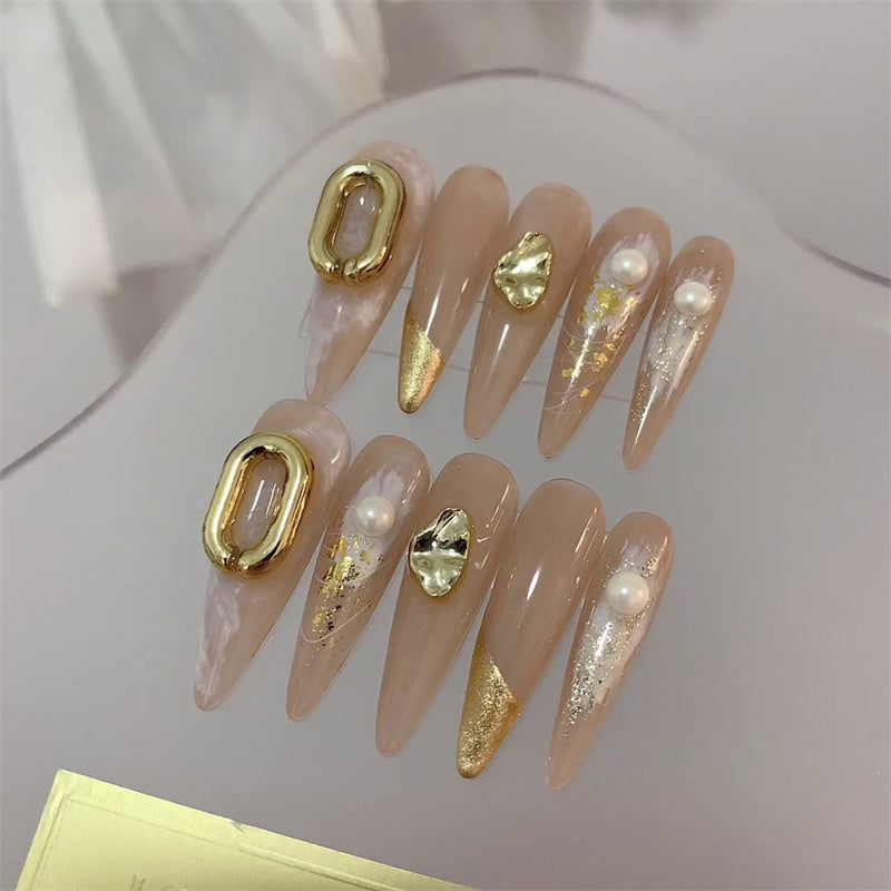 Ongles longs au thé au lait pour fille riche et de grande classe