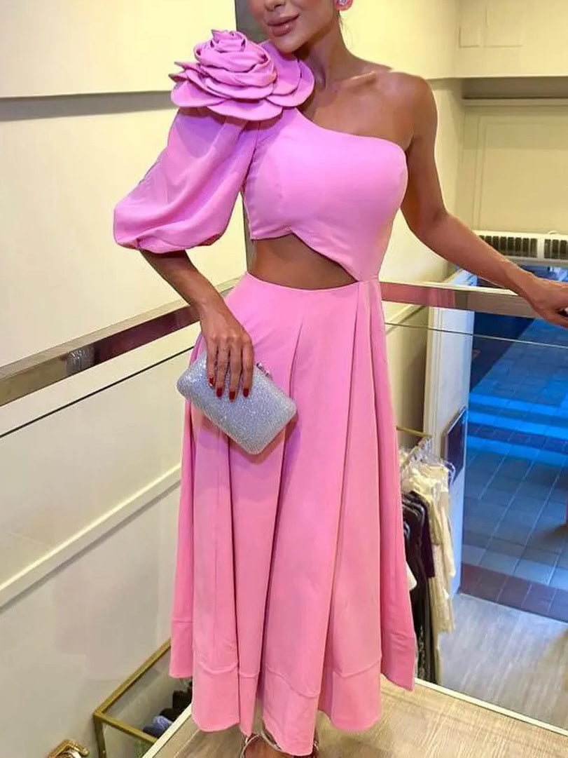 Vestido de noche con hombros descubiertos, manga corta y flores grandes y cintura expuesta