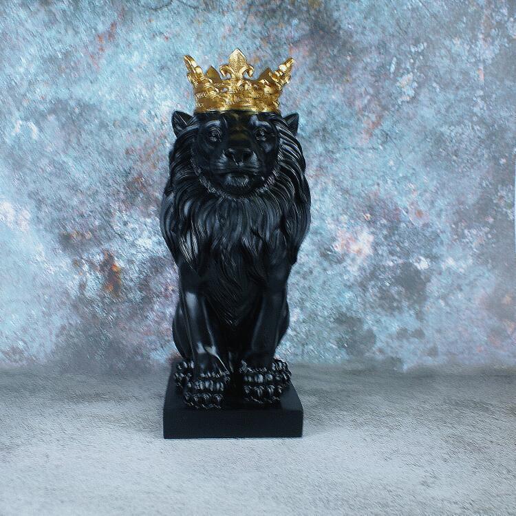 Ornement de lion couronné