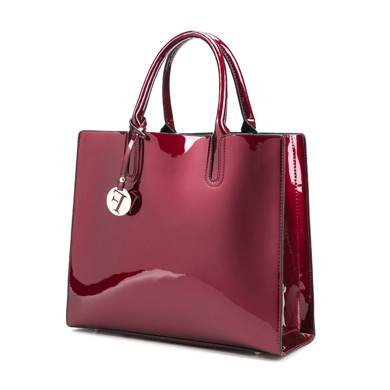 Sac bandoulière en cuir verni effet miroir
