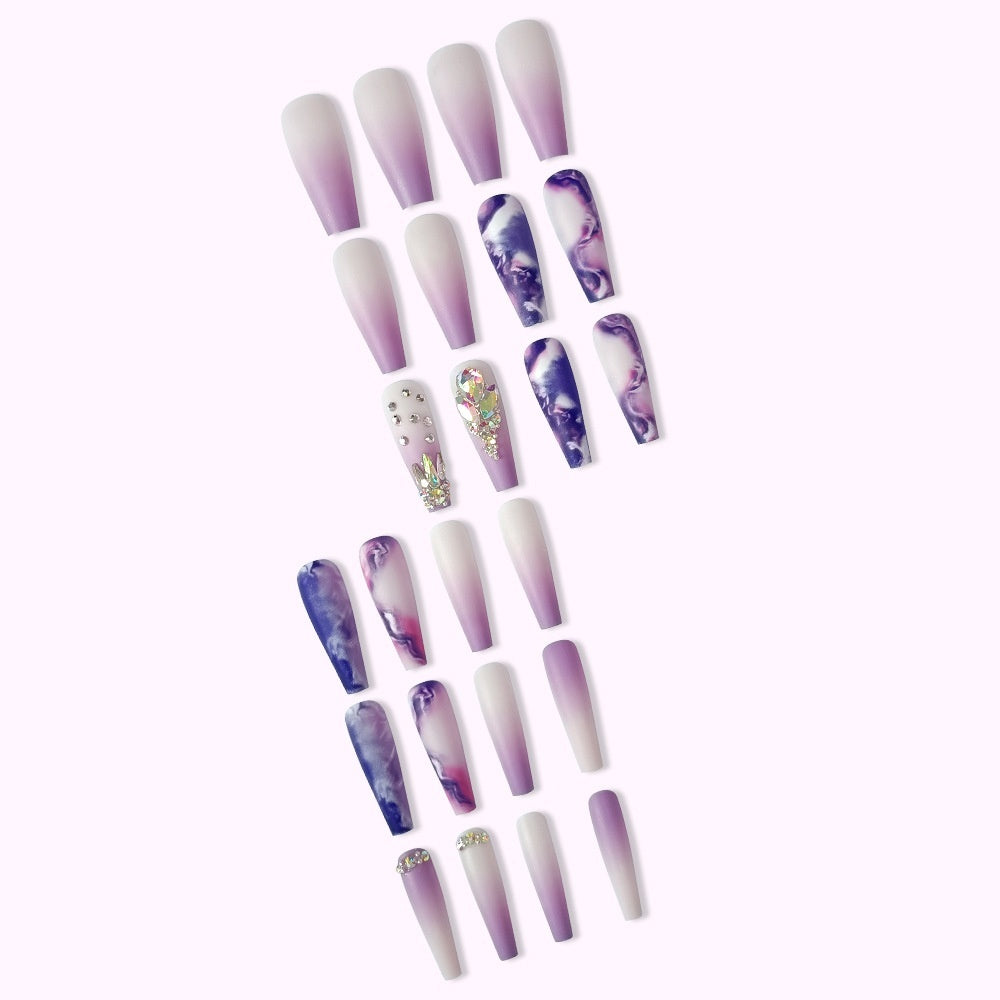 Producto acabado de uñas desgastado a mano.