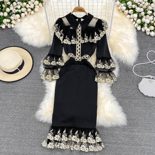 Robe slim à taille fine et broderie artisanale lourde