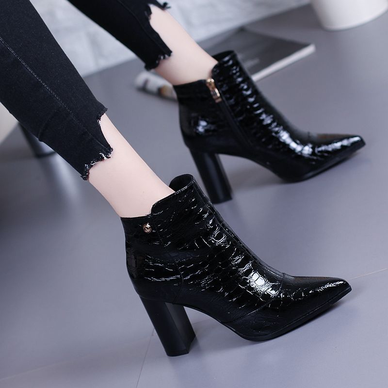 Zapatos de tacón alto puntiagudos de moda.
