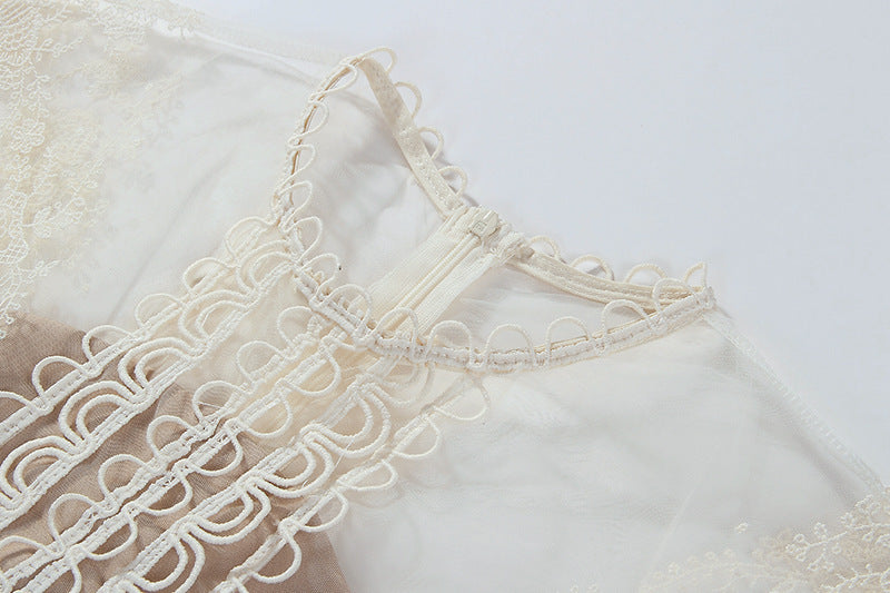 Robe mi-longue en dentelle crochetée à broderies florales