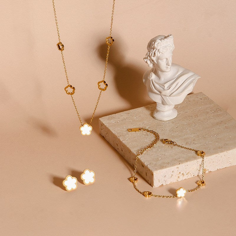 Collier en acier titane et coquillage blanc à cinq feuilles pour femme
