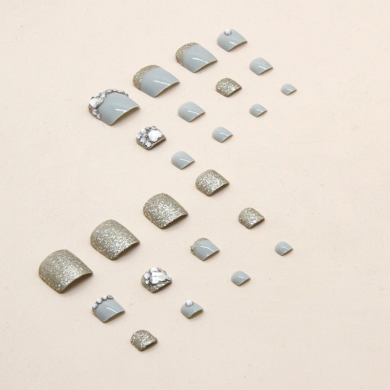Pies de uñas con uso de diamantes brillantes y champán