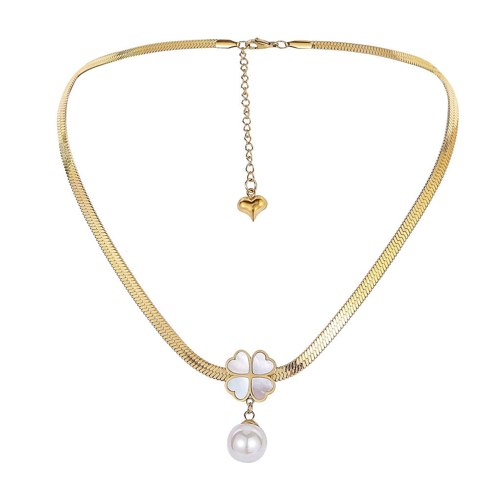 Collier en acier inoxydable avec trèfle à quatre feuilles et coquillages nacrés