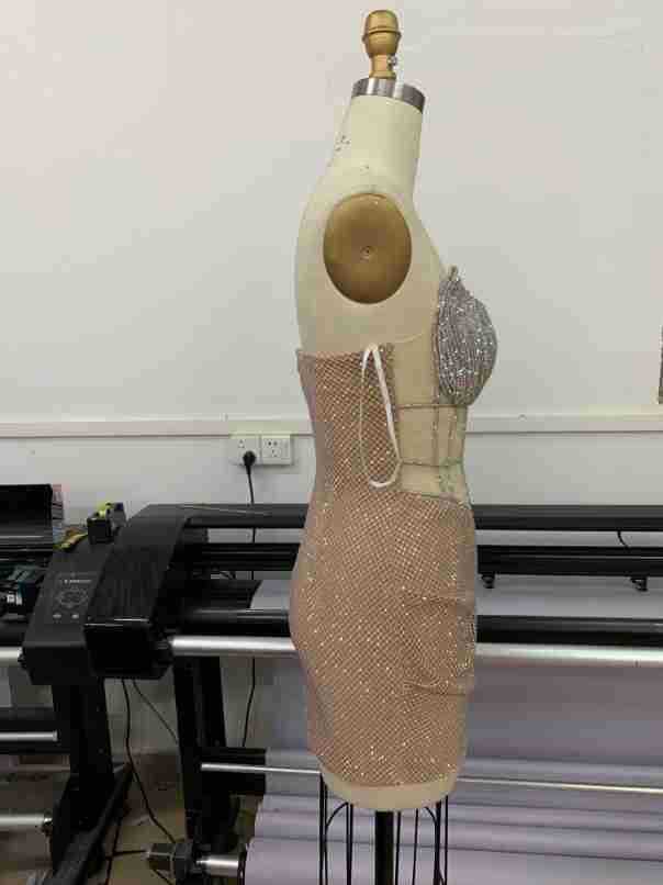 Minivestido adelgazante de espina de pescado con top de tubo y decoraciones de diamantes