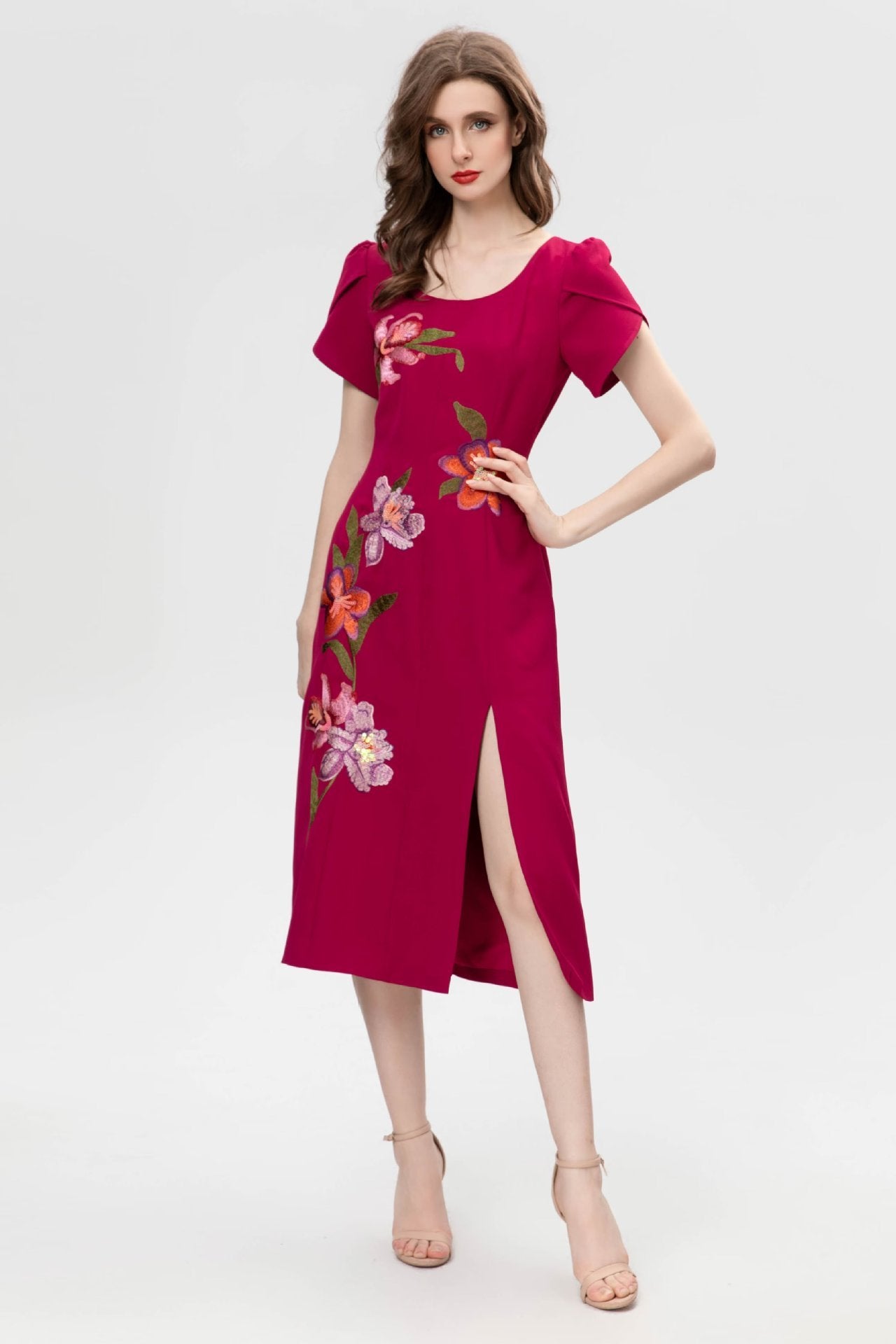 Elegante vestido formal ajustado de manga corta con bordado y abertura en la cadera