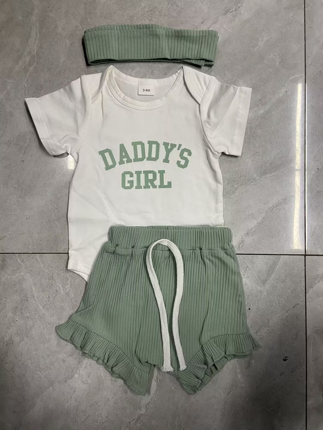 Ensemble trois pièces pour fille avec barboteuse à manches courtes, short et foulard