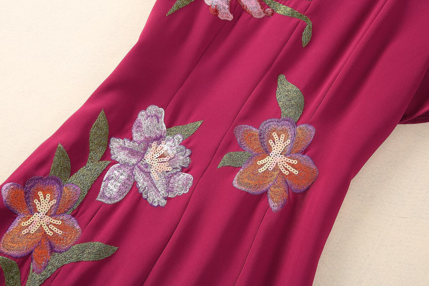 Elegante vestido formal ajustado de manga corta con bordado y abertura en la cadera