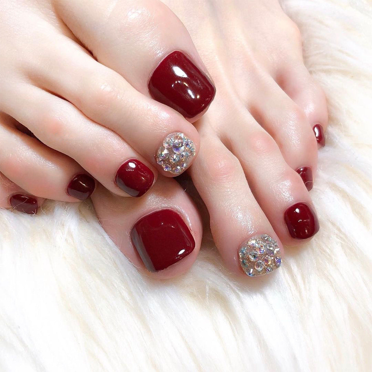 Ongles d'orteils en diamants blancs et rouges cerises d'été