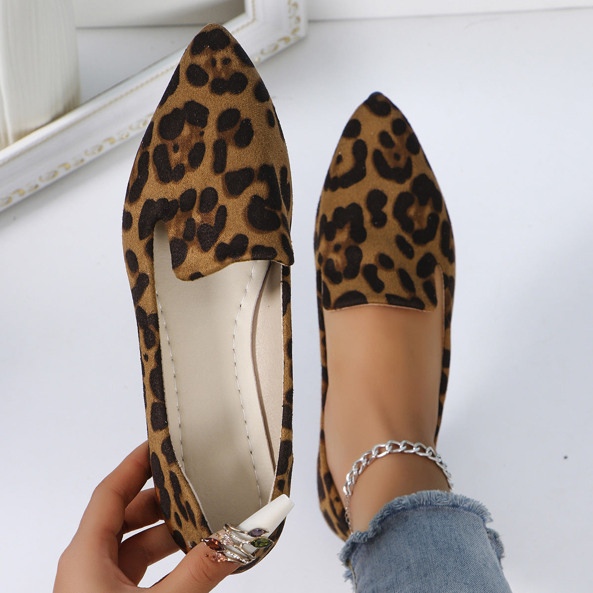 Zapatos planos con punta y boca baja con estampado de leopardo, informales