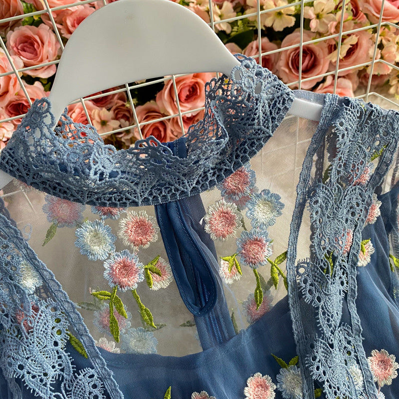 Vestido acampanado de gama alta bordado de malla delgada con cintura de temperamento elegante