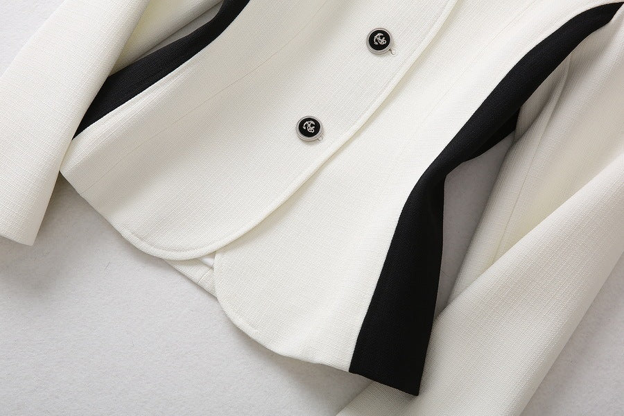 Ensemble de costume à col en V et jupe taille haute