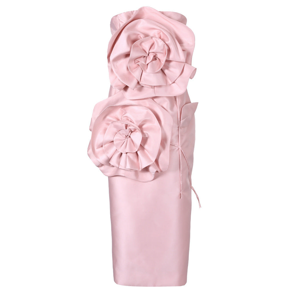 Elegante vestido formal sin mangas con hombros descubiertos y flores grandes tridimensionales