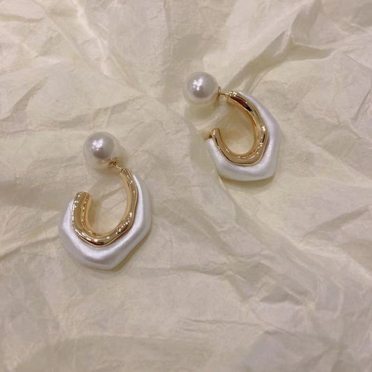 Diseño de temperamento de arete en forma de C con letra de perla de moda
