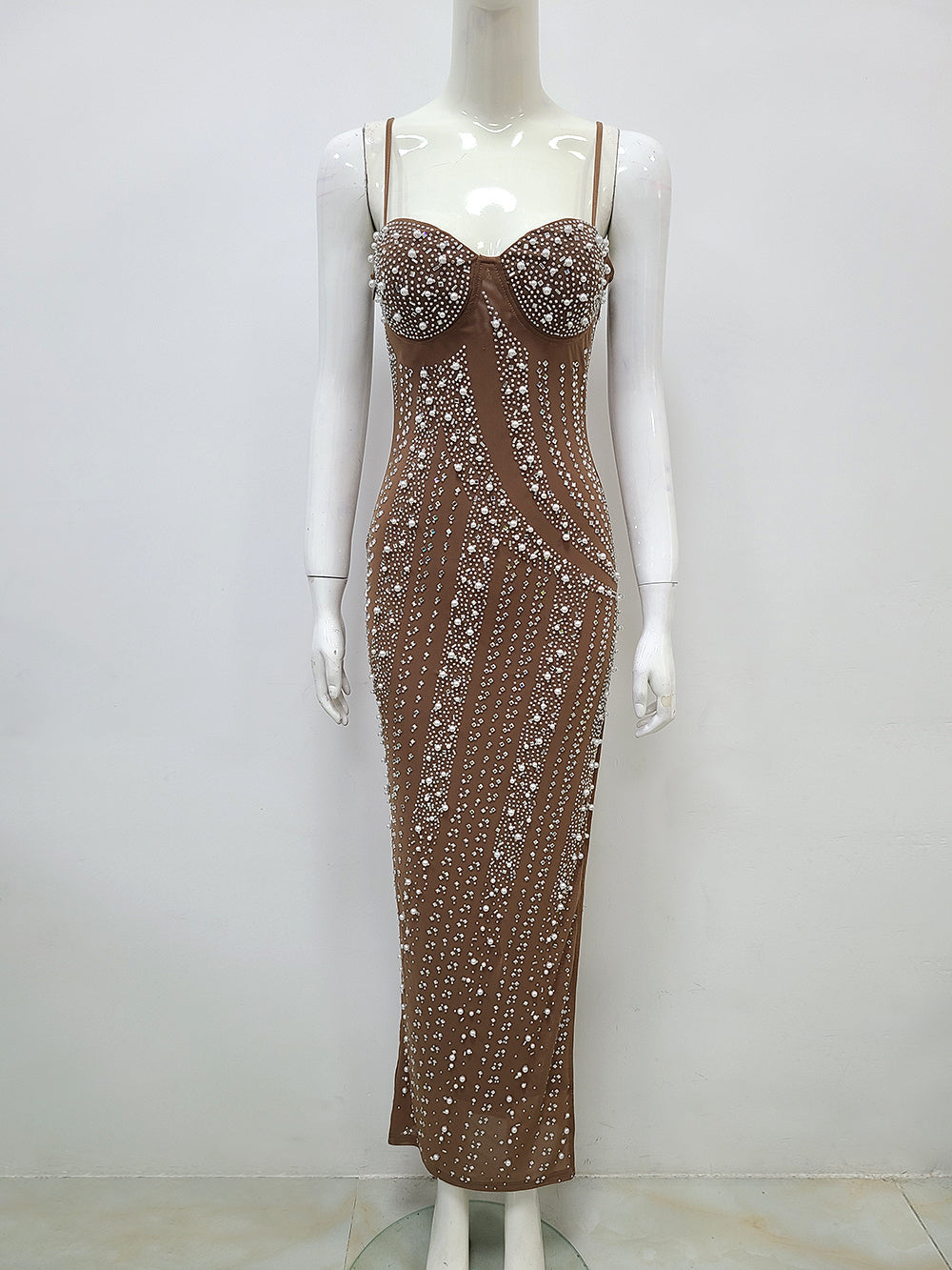 Robe à bretelles fendues en strass et filet