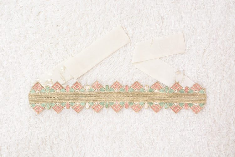 Robe blanche moderne en dentelle brodée dorée