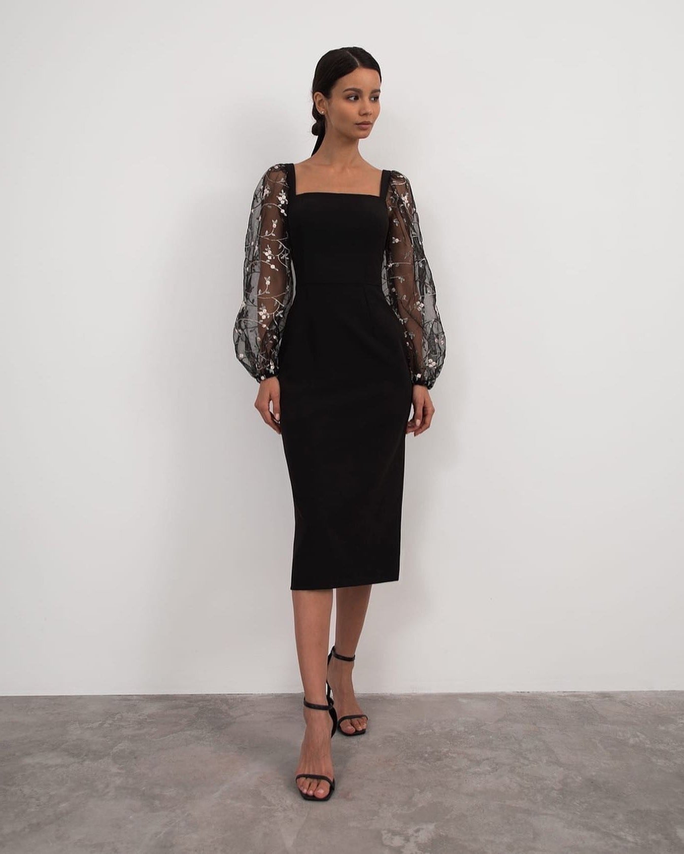 Robe à manches lanternes brodées et cousues