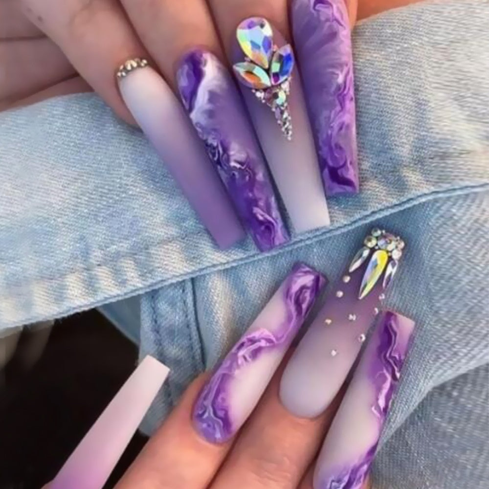 Producto acabado de uñas desgastado a mano.
