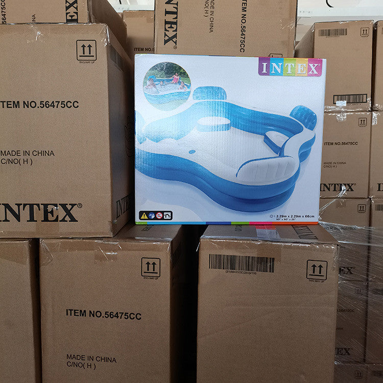 Nouvelle piscine gonflable familiale à l'arrière