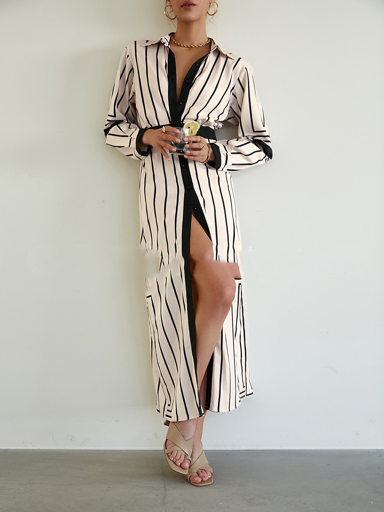 Vestido largo de moda blanco de talle alto con cuello alto y rayas