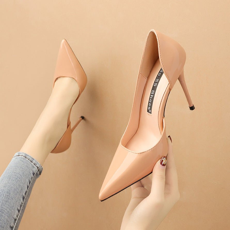 Zapatos de tacón alto con punta puntiaguda y stilettos huecos