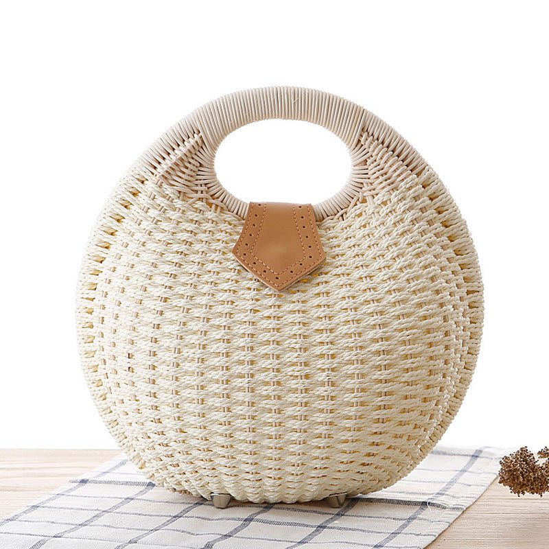 Elegante bolso redondo de ratán