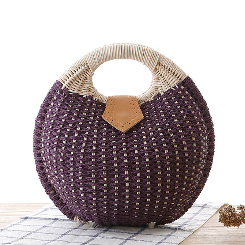 Elegante bolso redondo de ratán