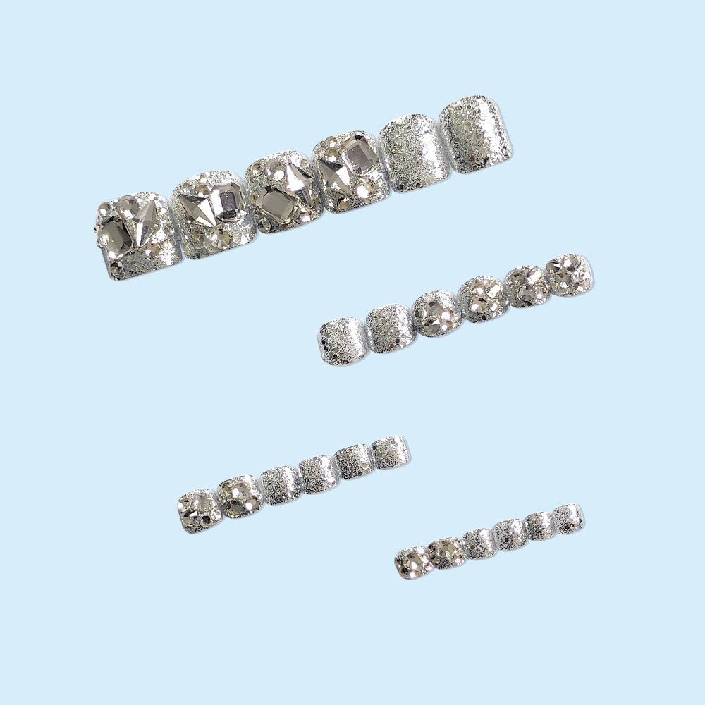 Ongles d'orteils en argent et diamants