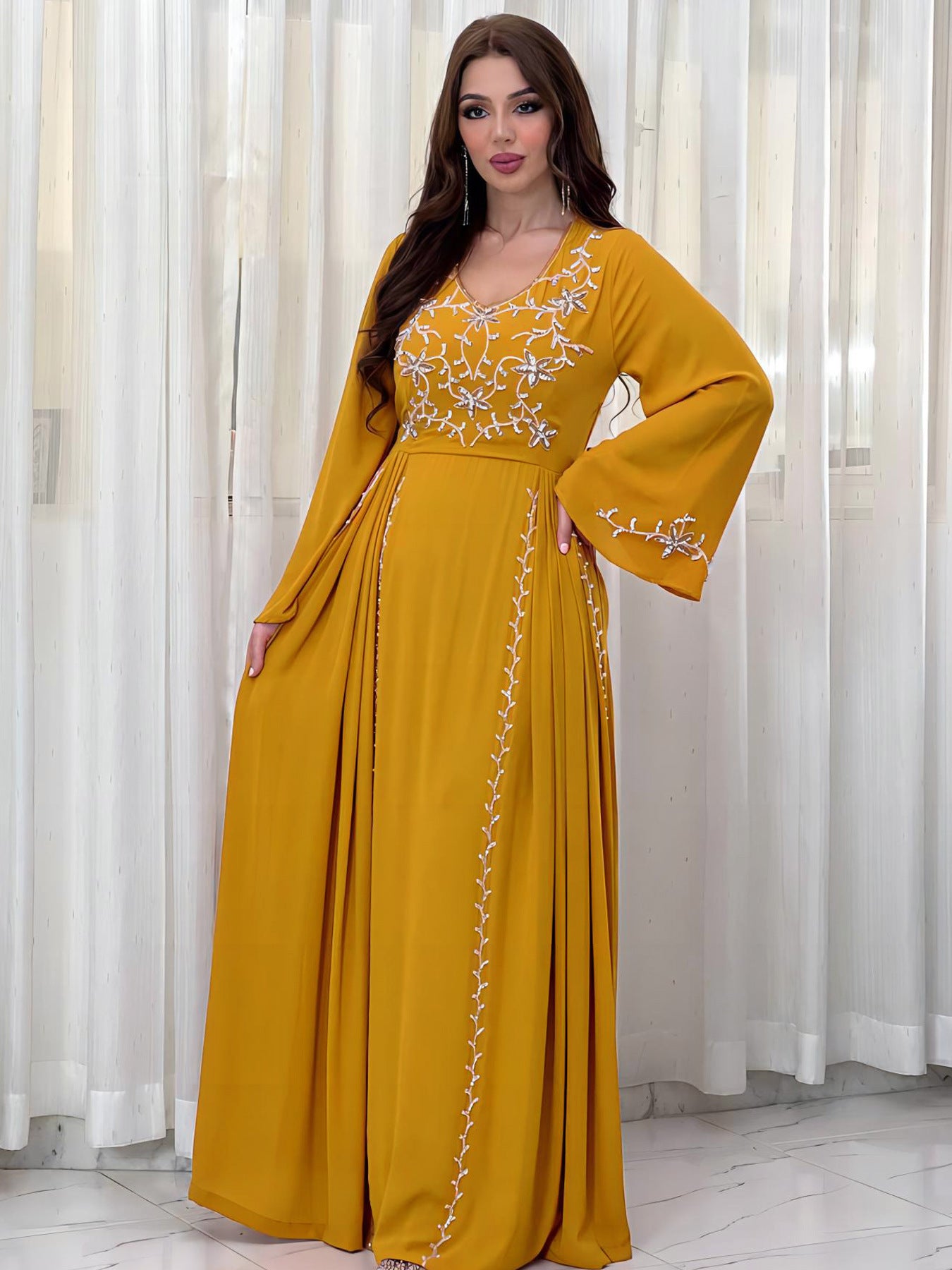 Elegante vestido con apliques bordados para cena de fiesta