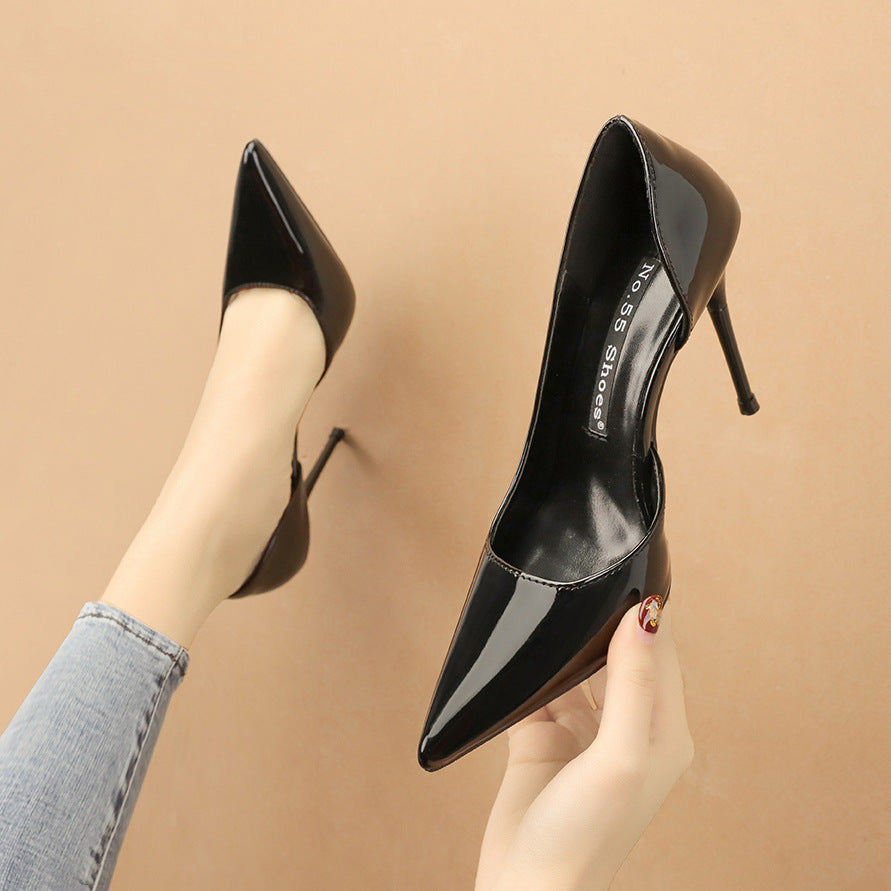 Zapatos de tacón alto con punta puntiaguda y stilettos huecos