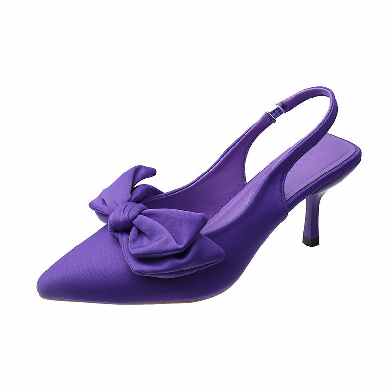 Zapato de tacón alto, puntiagudo, fino y con un lazo en la parte trasera para la punta